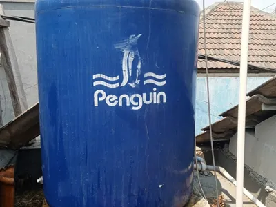 Toren air Penguin di atap rumah setelah dicuci tim Pipapipa.id